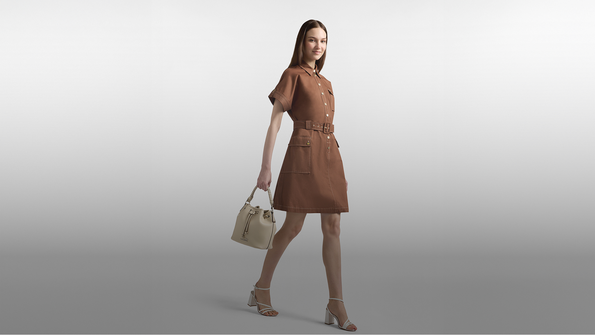 Immagine di collezione fw25 con copy che comunica i saldi pubblici